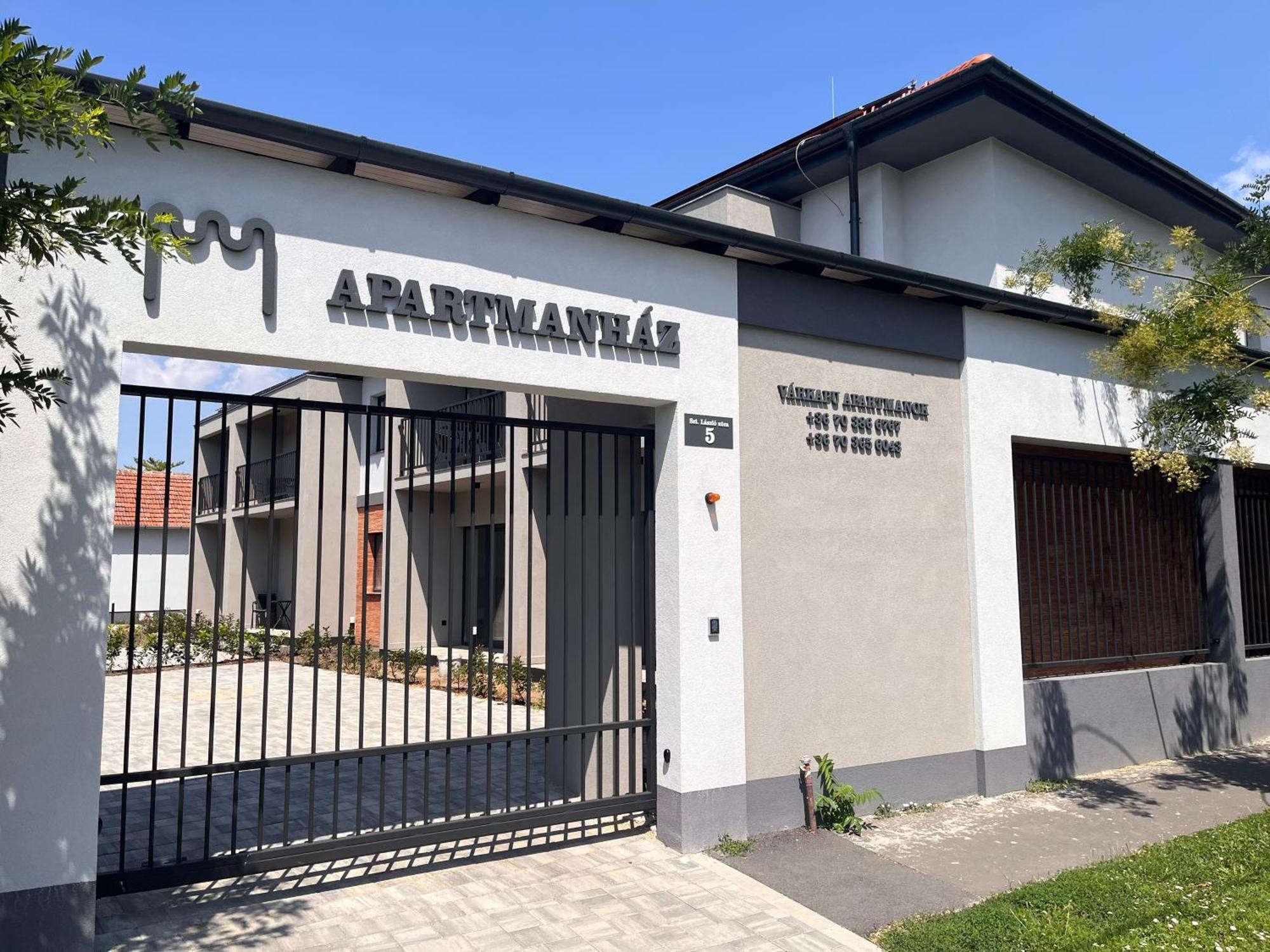 Varkapu Apartmanok 2 久洛 外观 照片